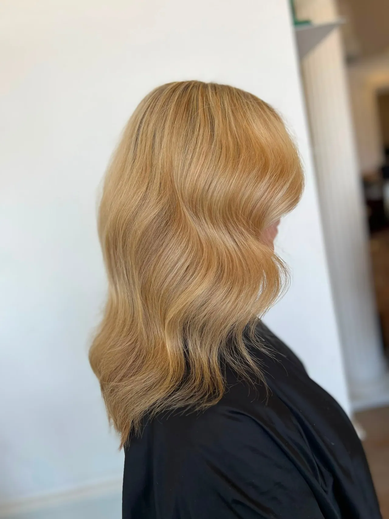 Warm golden blonde colour with a glossy waved finish